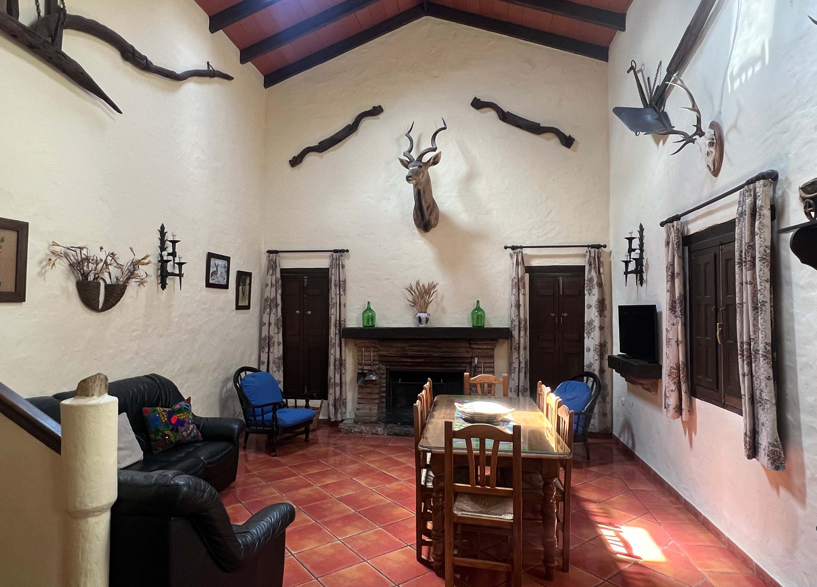 Exclusive Country House with Gardens and Pool in a Natural Setting near Marchenilla — photo 6 of 21