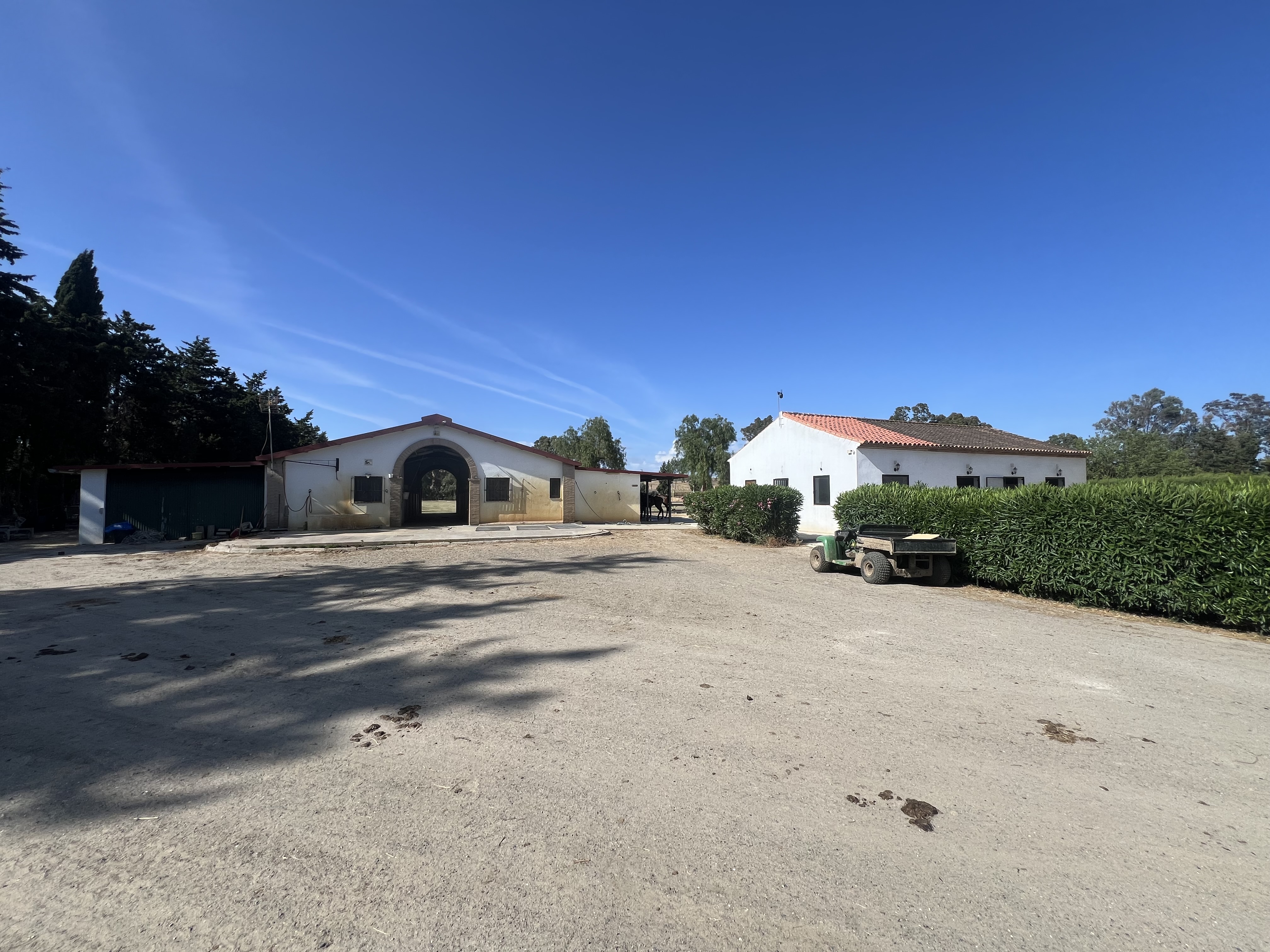 Magnificent equestrian estate with polo field. — photo 2 of 17