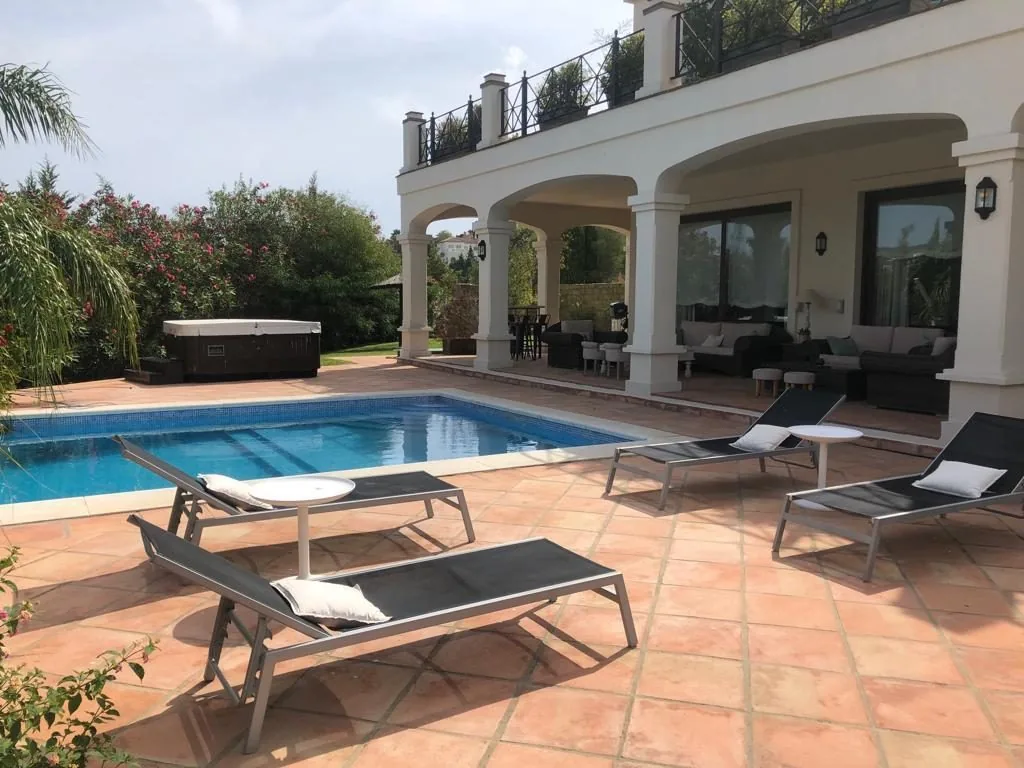 Exceptional Detached Villa in Sotogrande Alto – Golf & Lake Views | Private Spa | — photo 18 of 29